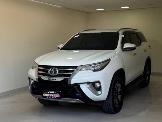 TOYOTA HILUX SW4 2.8 SRX DIAMOND 4X4 7 LUGARES 16V TURBO INTERCOOLER DIESEL 4P AUTOMÁTICO TOYOTA HILUX SW4 2.8 SRX DIAMOND 4X4 7 LUGARES 16V TURBO INTERCOOLER DIESEL 4P AUTOMÁTICO
